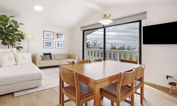 Canhas House | Holiday Home 'Casa Do Lenhador' with Sea View, Private Garden and Wi-Fi