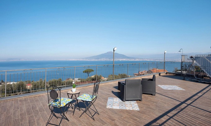 Monte Chiaro House | Holiday Home 'Casa Vacanza Il Casale Del Sole' with Sea View, Wi-Fi and Air Conditioning
