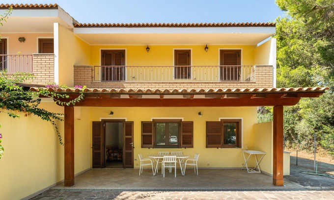 Porto Pino House | Holiday Home 'Casa Martini' with Private Terrace, Private Garden and Air Conditioning