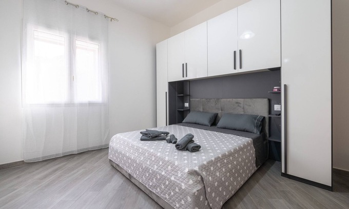 Assemini House | Holiday Home 'Casa Manu' with Private Terrace, Wi-Fi and Air Conditioning