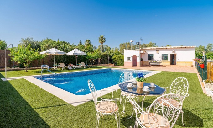 Carmona House | Holiday Home 'Casa Rural Carmo' with Private Pool, Wi-Fi and Air Conditioning