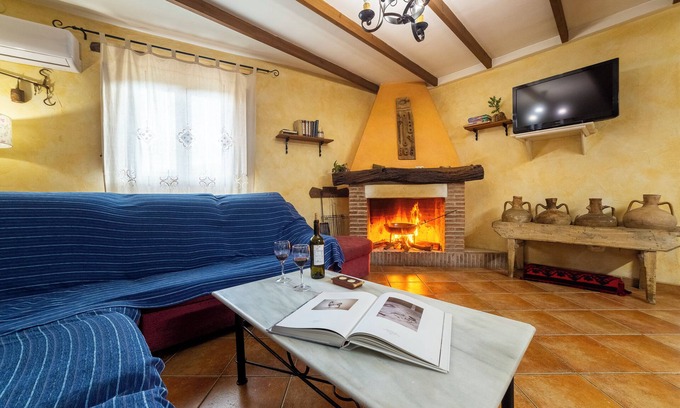 Laroya House | Holiday Home 'Casa Rural Matasiete' with Mountain View, Shared Pool and Wi-Fi