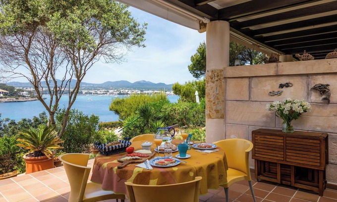 Portocolom House | Holiday Home Casa Vacacional Es Niu with Sea View, Garden & Wi-Fi