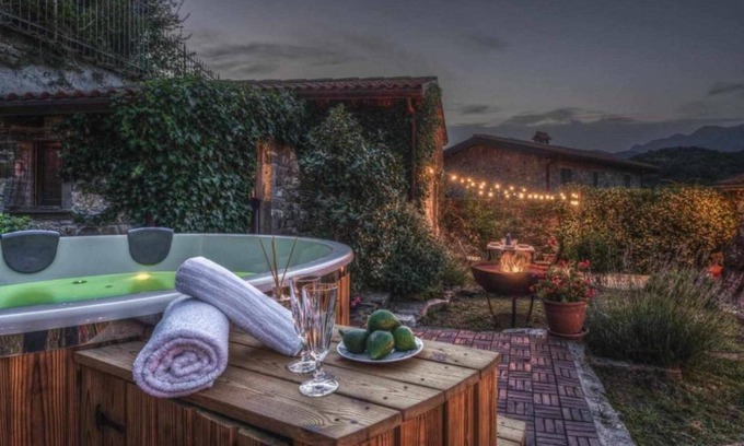Bagnone House | Holiday Home 'Casale La Compagnia' with Mountain View, Private Garden and Wi-Fi
