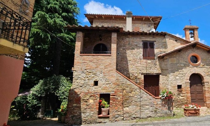 Panicale House | Holiday Home 'Cesare A Panicale' with Shared Pool, Wi-Fi and Air Conditioning