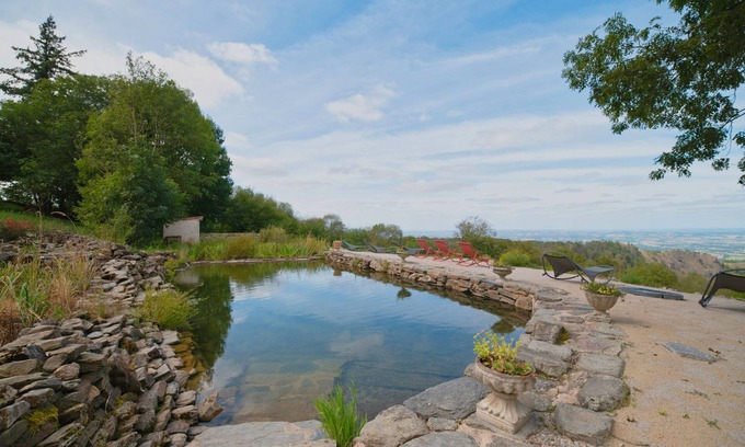 Dourgne House | Holiday Home 'Charmante Et Élégante Ferme Rénovée' with Lake View, Shared Pool and Wi-Fi