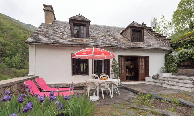 Gedre House | Holiday Home 'Cottage Au Calme' with Mountain View, Private Terrace and Private Garden