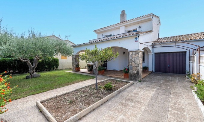 Creixell House | Holiday Home 'Creixell' with Private Terrace, Private Garden and Balcony