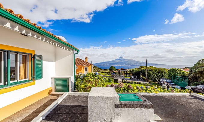 Horta House | Holiday Home 'Da Boa Vista' with Sea View and Wi-Fi
