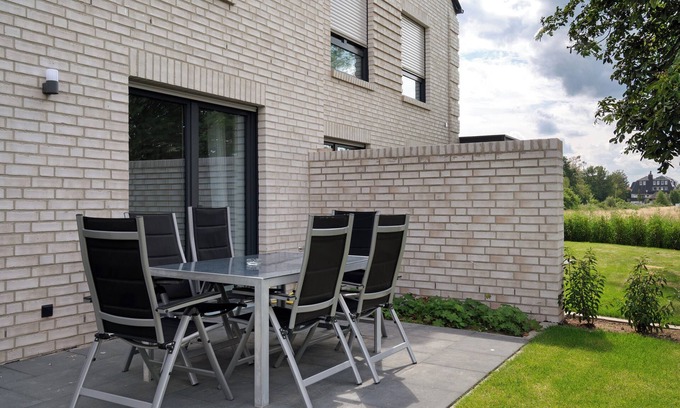 Lembruch House | Holiday Home 'Das Strandhaus' with Private Terrace, Private Garden and Wi-Fi