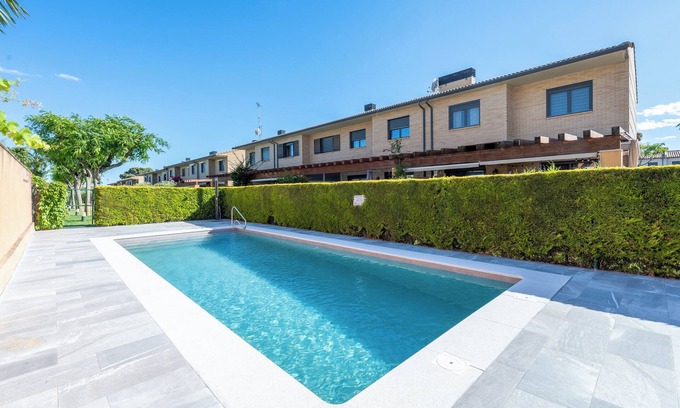 Cambrils House | Holiday Home 'Emi' with Shared Pool, Wi-Fi and Air Conditioning