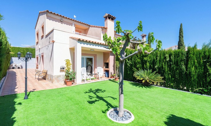Miami Platja House | Holiday Home 'Isla Bonita' with Sea View, Wi-Fi and Air Conditioning