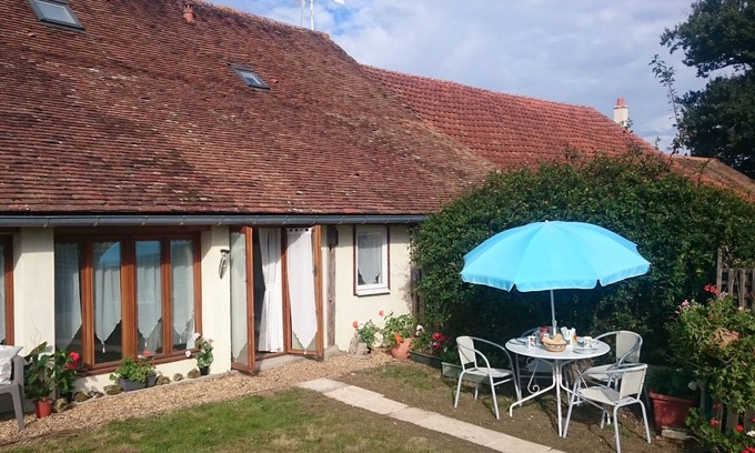 Noyant-Villages Apartment | Holiday home for 4, heated pool, games room, garden.Central for main attractions