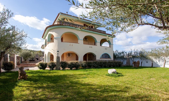 Monte Longu House | Holiday Home "Family Villa Monte Longu" with Wi-Fi, Terrace & A/C