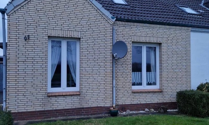 Brunsbuttel House | Holiday Home 'Ferienhaus Küstenperle' with Private Terrace, Shared Garden and Wi-Fi