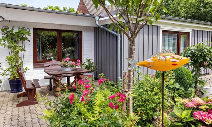 Itzehoe House | Holiday Home 'Ferienwohnung Carstens' with Private Terrace, Private Garden and Wi-Fi