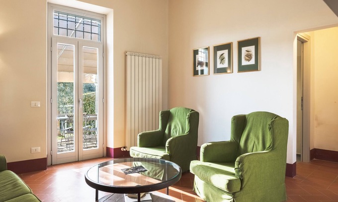 Cortona Apartment | Holiday Home 'Frantoio 5 Superior' with Shared Pool, Wi-Fi and Air Conditioning