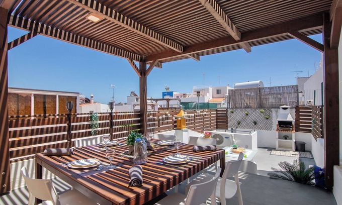 Fuseta House | Holiday Home 'Fuzeta' with Private Terrace, Wi-Fi and Air Conditioning