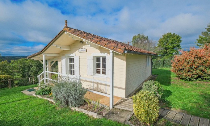 Allemans House | Holiday Home 'Gîte Le Moutat-Le Châlet' with Private Terrace