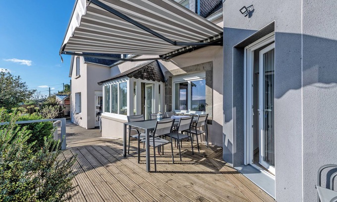 Hopital-Camfrout House | Holiday Home 'Grande Maison Familiale - Sea View' with Private Garden and Wi-Fi