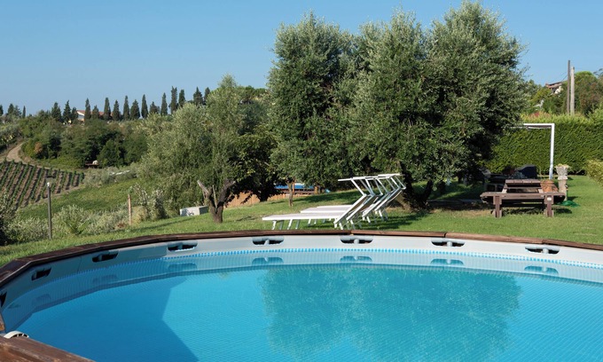Cerreto Guidi House | Holiday Home 'Girasole Apartment' with Shared Pool, Private Terrace and Air Conditioning