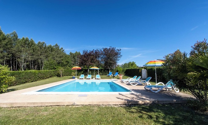 Ginestet House | Holiday Home 'Gîte À La Campagne' with Private Pool, Wi-Fi and Air Conditioning