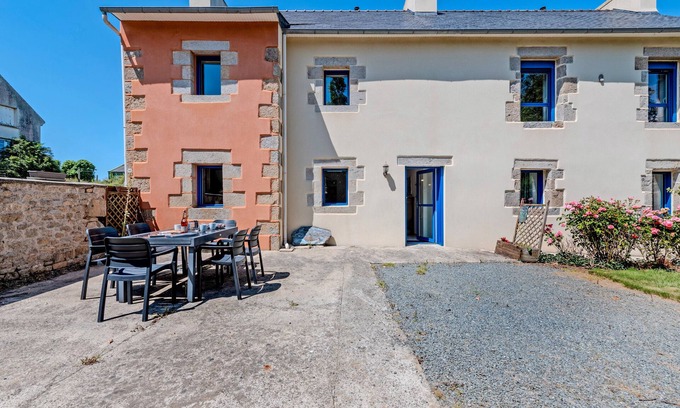 Cleder House | Holiday Home 'Gîte De Pen Douar' with Private Terrace, Private Garden and Wi-Fi