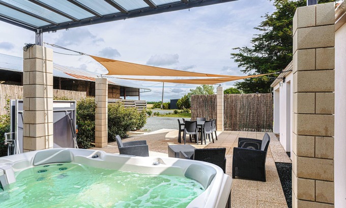 Marans House | Holiday Home 'Gîte Panda' with Pool and Hot Tub, Wi-Fi and Air Conditioning