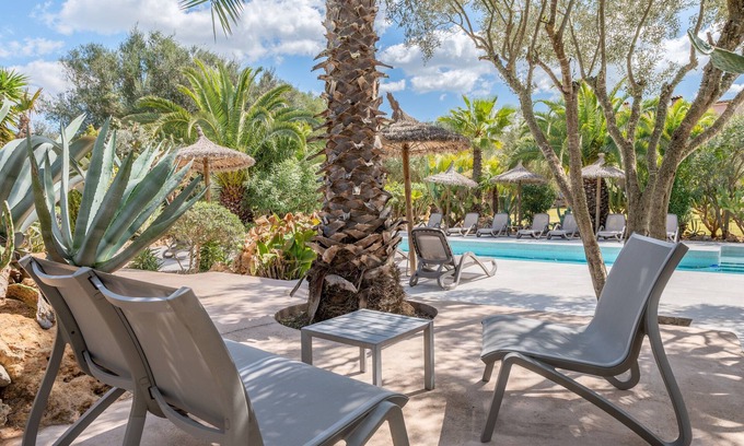 Costitx House | Holiday Home 'Groc' with Mountain View, Shared Pool and Wi-Fi