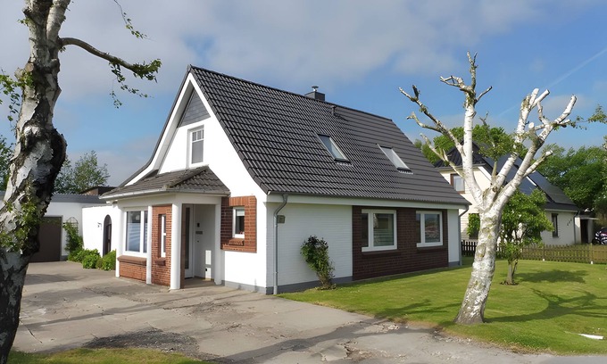 Neuenkirchen House | Holiday Home 'Haus Marschblick' with Private Terrace, Private Garden and Wi-Fi