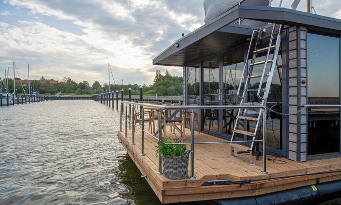 Knieper Nord House | Holiday Home 'Hausboot Seeadler Stralsund' with Sea View, Private Terrace and a sauna