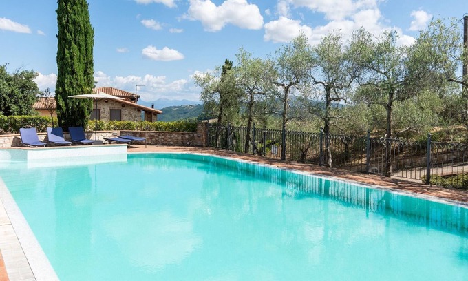 Canalicchio House | Holiday Home in Collazone with Pool & Sauna