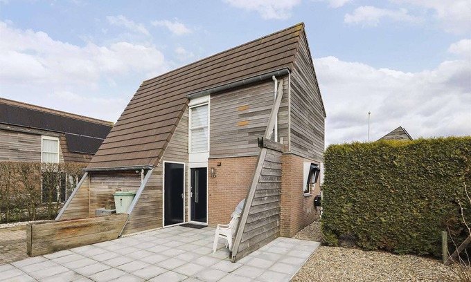 Grou House | Holiday Home in Grou by Pikmeer Lake