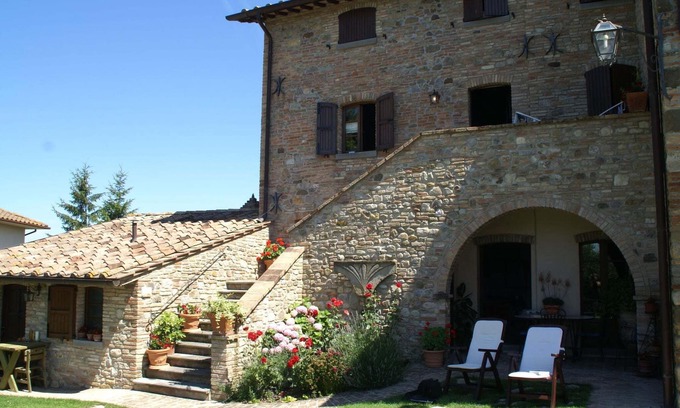 Montone House | Holiday Home in Montone with Pool & Garden