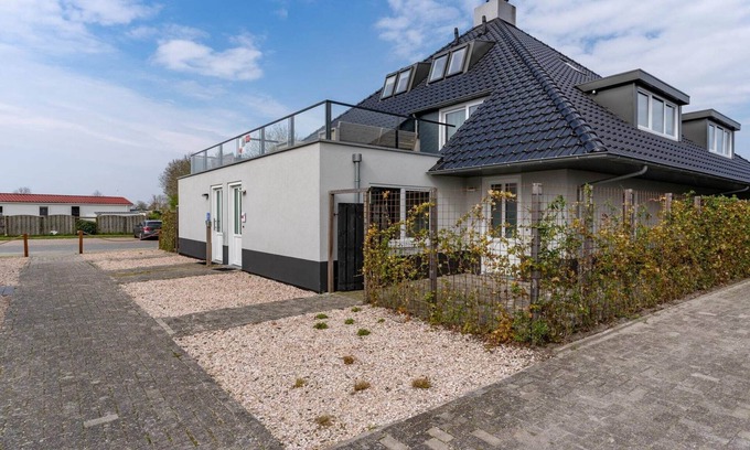Offingawier House | Holiday Home in Sneek with Waterfront Jetty