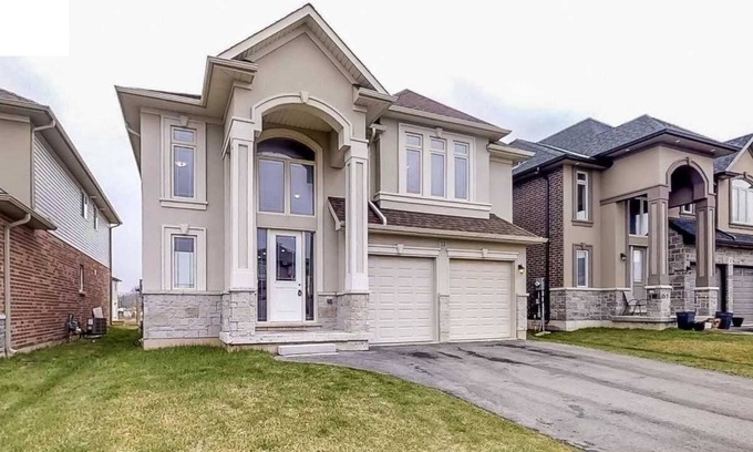 Hamilton House | Holiday home in Stoney Creek / East Hamilton Good for large groups or families