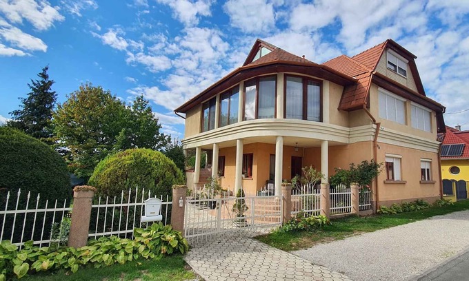 Keszthely House | Holiday home in the city center with garden and barbecue