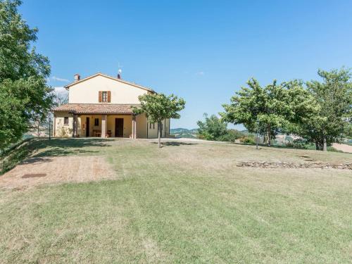 Urbania House | Holiday Home in Urbania with Hill Views