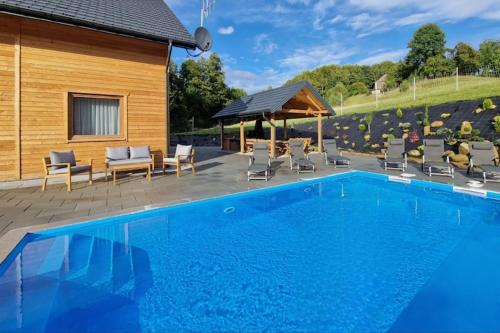 gmina Iwierzyce House | Holiday Home in Wi niowa with Pool and Forest