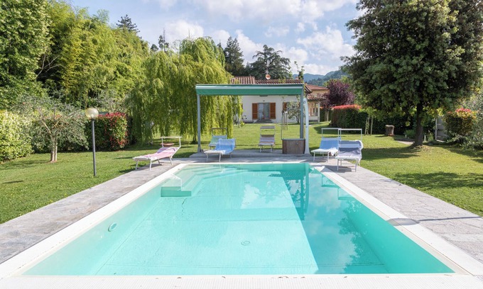 Borgo San Lorenzo House | Holiday Home 'Villa Moderna Resort' with Private Pool, Wi-Fi and Air Conditioning