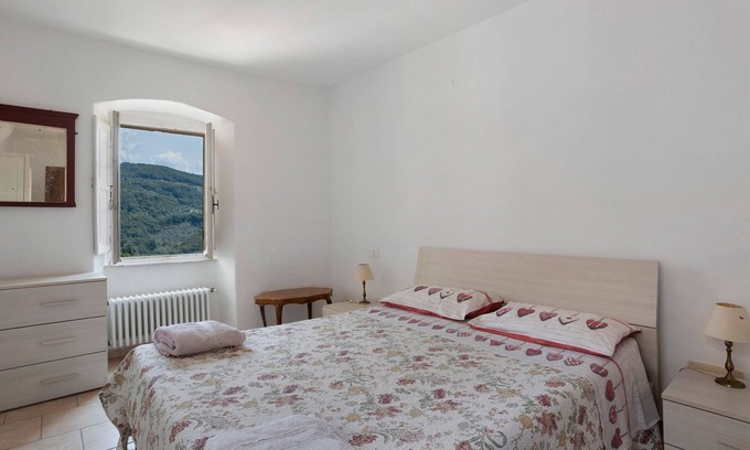 Castelnuovo Magra House | Holiday Home 'Casa Di Luciana' with Balcony and Wi-Fi