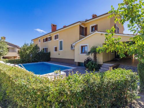 Laginji House | Holiday Home Jakov by Interhome