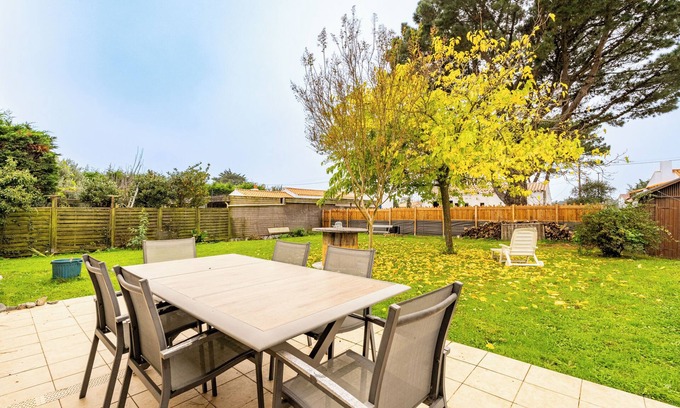 Prefailles House | Holiday Home 'Ker Pathabac' with Private Terrace, Private Garden and Wi-Fi