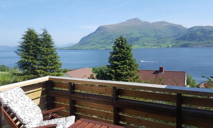 Averoy House | Holiday Home Kvernesfjorden