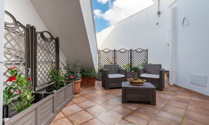 Mesagne House | Holiday Home 'L'Atelier' with Private Garden, Wi-Fi and Air Conditioning