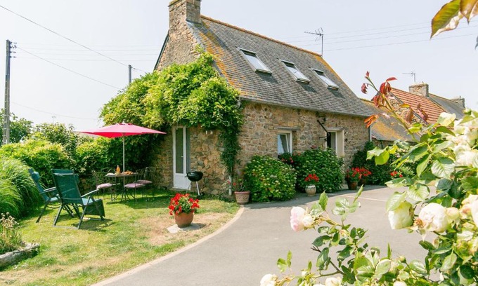 Saint-Jean-du-Doigt House | Holiday Home L'Hirondelle by Interhome