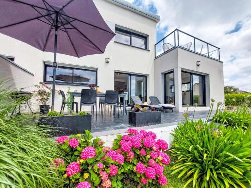Saint-Nic House | Holiday Home L'Iroise by Interhome