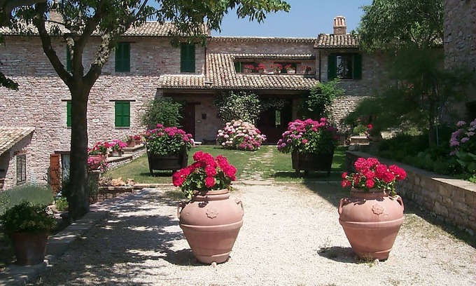 Assisi Apartment | HOLIDAY HOME "L'OASI" IN ASSISI - Private entrance, Garden with swimming pool