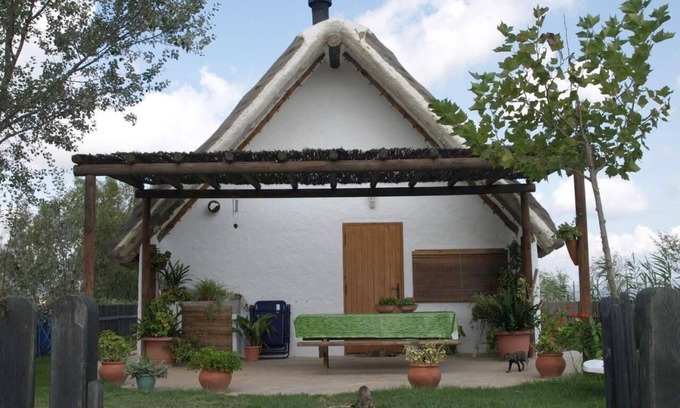 Deltebre House | Holiday Home 'La Barraca Den Salvador' with Private Terrace, Private Garden and Wi-Fi