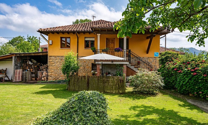 San Juan de Parres House | Holiday Home 'La Casa De Los Güelos' with Mountain View, Shared Pool and Wi-Fi
